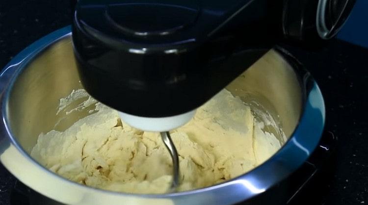 A tésztát kényelmesen gyúrni egy élelmiszer-feldolgozóval.