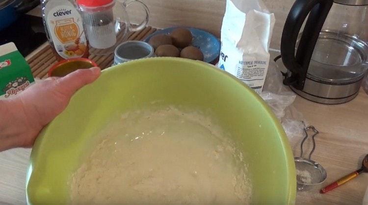 След като добавите част от брашното, разбъркайте масата до гладка.