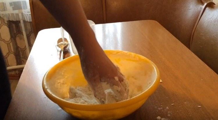 Gyúrja meg a tésztát, amelynek eredményeként nem szabad megtapadnia a kezét.