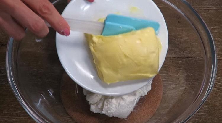 Přidejte do tvarohu měkké máslo.