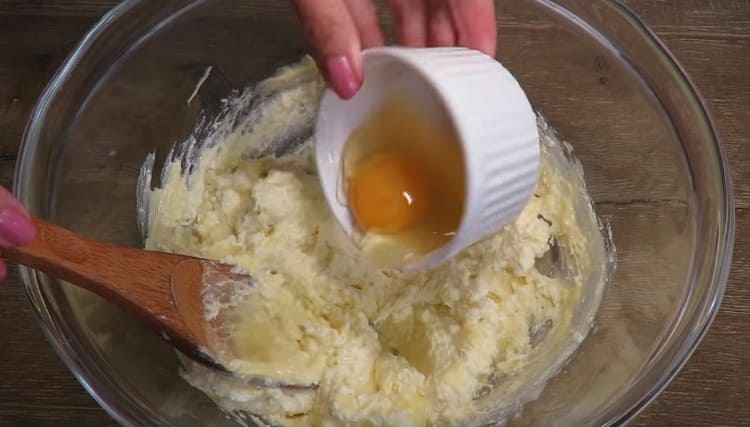 إدخال بيضة واحدة في الكتلة.