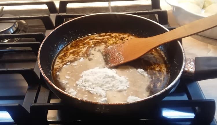 Nachdem Sie Sauerrahm mit Gewürzen gemischt haben, fügen Sie einen Löffel Mehl hinzu.