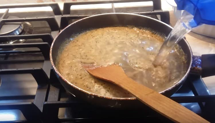 Wenn die Masse mit Mehl eindickt, fügen Sie Wasser hinzu, lassen Sie es für ein paar Minuten kochen.