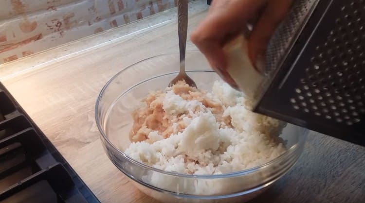 Hähnchenhackfleisch wird mit Zwiebeln, Reis sowie geriebenem Schmelzkäse kombiniert.