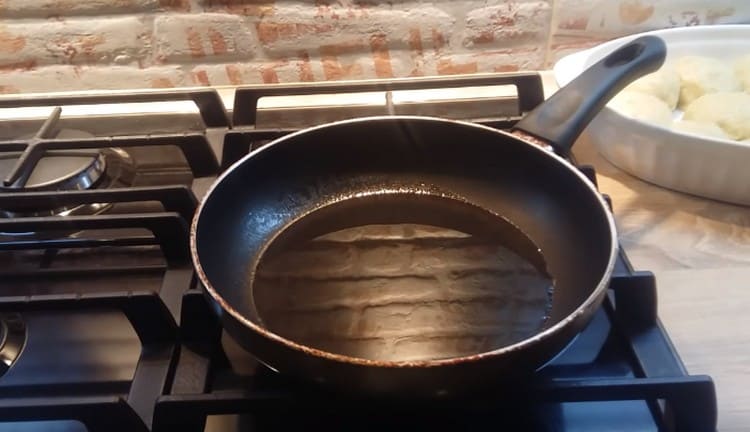 Wir erhitzen die Pfanne zum Kochen Soße.
