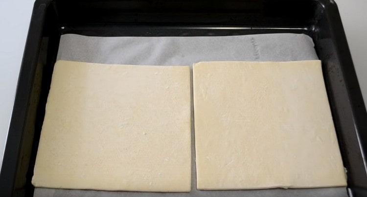 сложете листовете тесто върху лист за печене, покрит с пергамент, и го поставете във фурната.