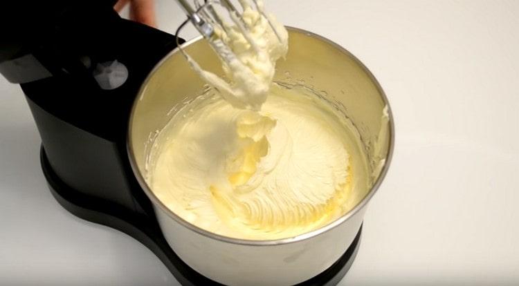 لتحضير الكريمة ، اخفق الزبدة المخففة مع الحليب المكثف.