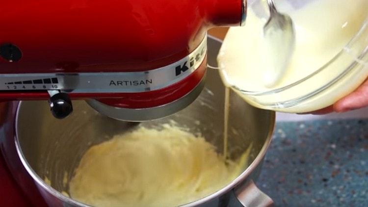 Bití másla, do něj postupně přidejte kondenzované mléko.