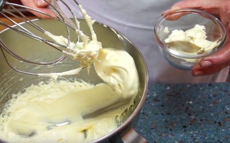 Ein Teil der Buttercreme wird zum Verzieren des Kuchens verwendet.