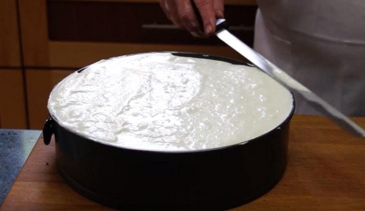 Den Souffle mit einem breiten Messer oder Spatel glatt streichen.