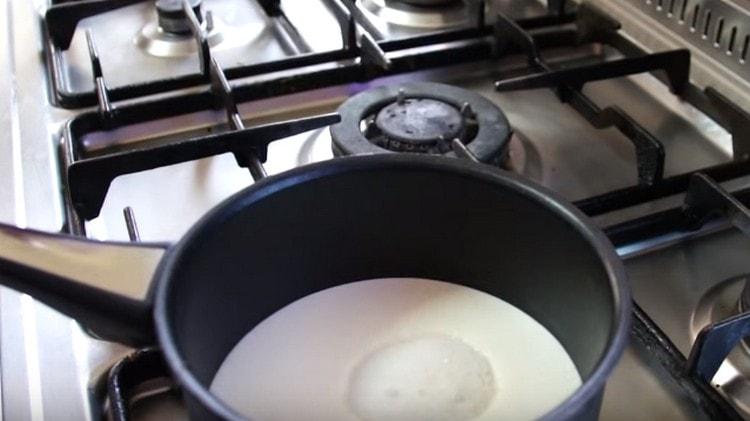 Για να προετοιμάσετε το λούστρο, πρέπει να ζεστάνετε την κρέμα με ζάχαρη.