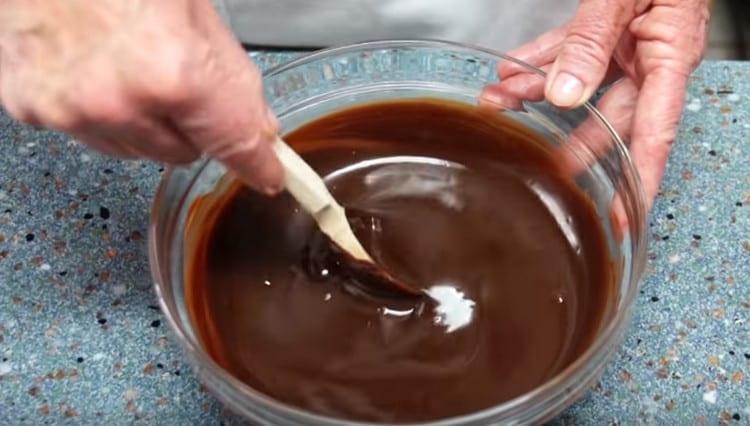 Wenn die Schokolade schmilzt, mischen Sie die Glasur gründlich.