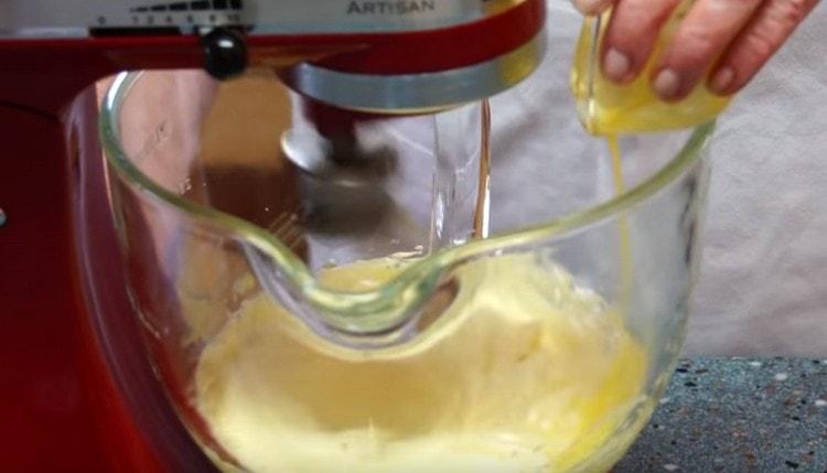 Přidejte do žloutkové hmoty máslo.