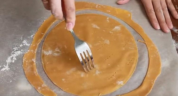 Pungiamo la torta con una forchetta in modo che non si alzi durante la cottura.