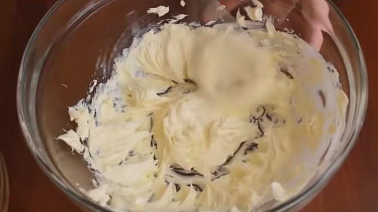 Separat die Butter mit einem Mixer schlagen.