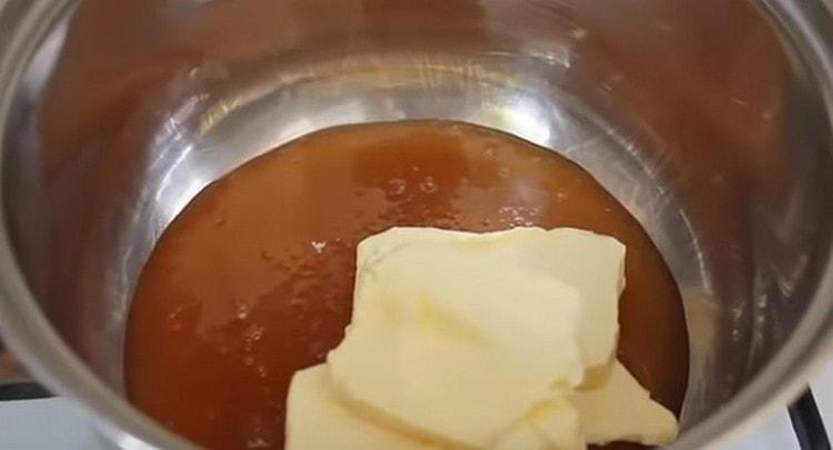 Butter und Honig in eine Pfanne geben und auflösen.