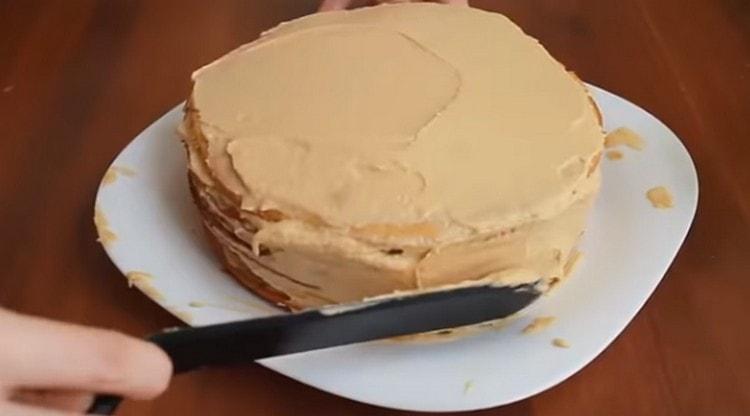 وتغطي الجزء العلوي والجانبين من الكعكة أيضا مع كريم.