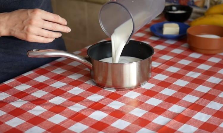 Versare il latte in uno stufato e scaldare.