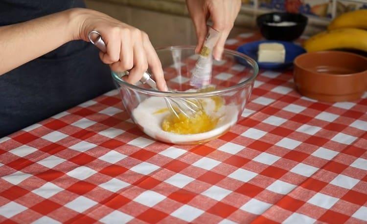 Σε ένα μπολ, ανακατέψτε τα αυγά με ζάχαρη και ζάχαρη βανίλιας.
