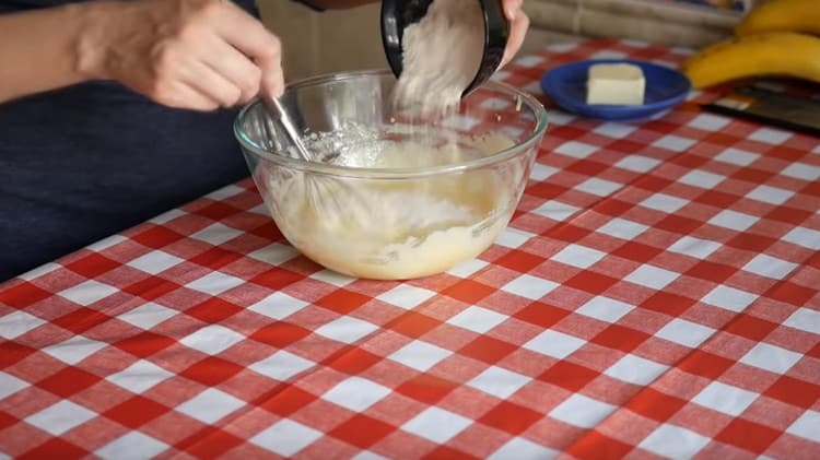 Изсипете брашно в яйчената маса, разбъркайте я добре.