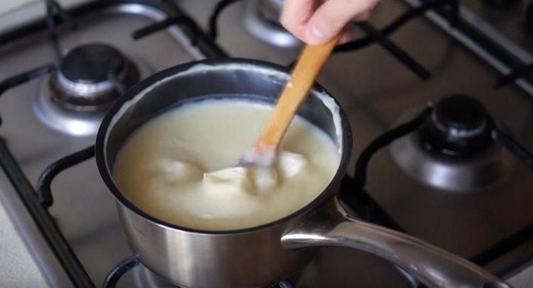 A sűrített tejszínhez adjon hozzá vajat és keverje össze.