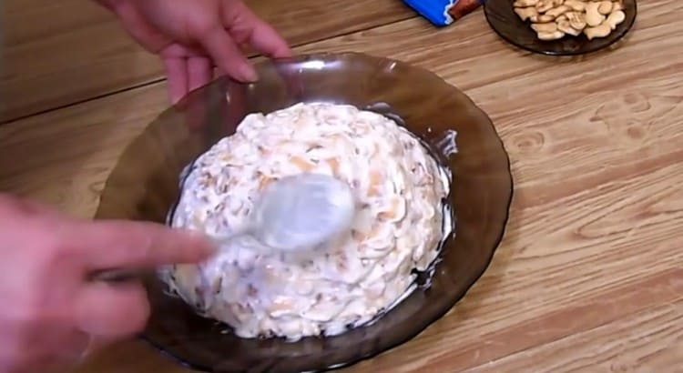 عندما تنتفخ البسكويت ، ضع هذه الكتلة على طبق وتشكيل كعكة منها.