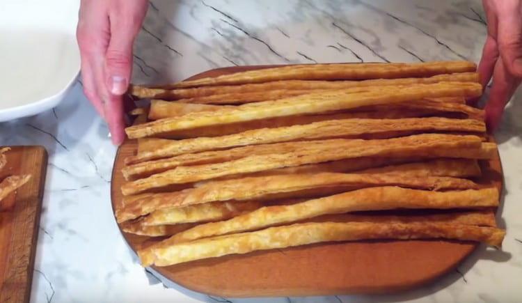 أخبز المشارب حتى يصبح لونها بنيا ذهبيا ، واتركها تبرد.