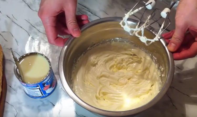 Per preparare la crema, prima sbatti il ​​burro ammorbidito con un mixer.