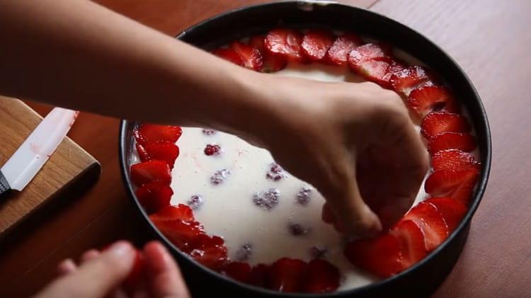Βάλτε όμορφα τα πιάτα φράουλας πάνω από το παγωμένο τυρόπηγμα.