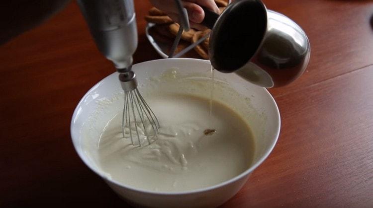 Εισάγετε τη ζελατίνη σε ένα λεπτό ρεύμα στη μάζα του τυροπήγματος.