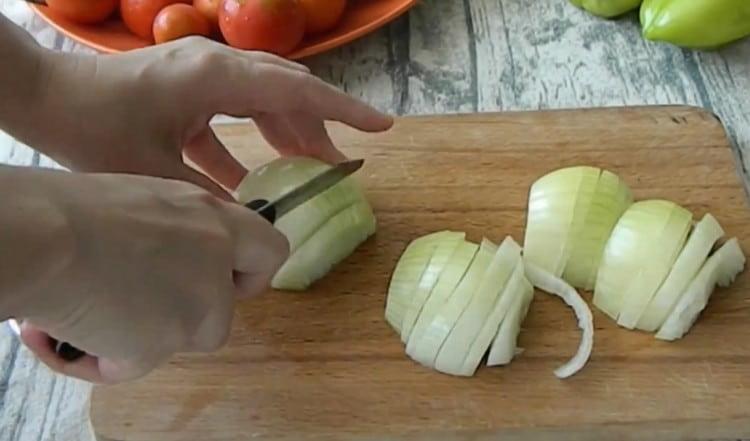 قطع البصل إلى حلقات نصف.