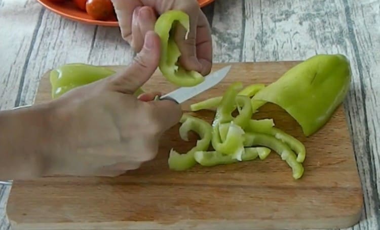 Κόψτε τις πιπεριές από τους σπόρους.