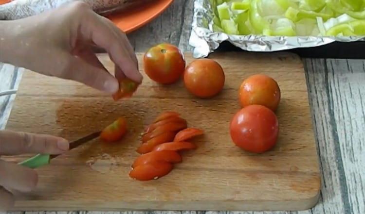 قطع الطماطم إلى قطع صغيرة.