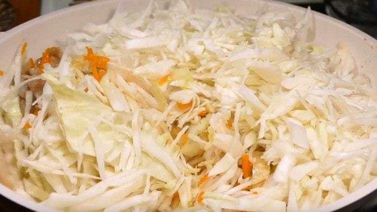 Προσθέστε λάχανο στα λαχανικά με κρέας, ανακατέψτε.