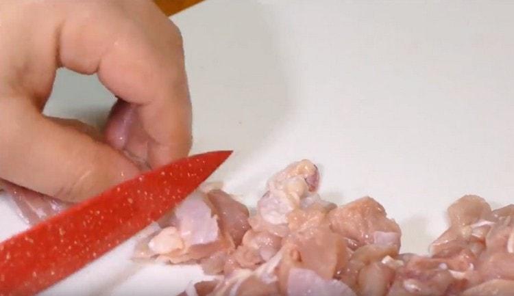 Tagliare la carne in pezzi più piccoli.