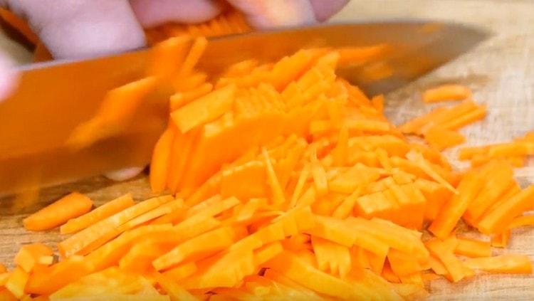 Die Karotten in dünne Streifen schneiden.