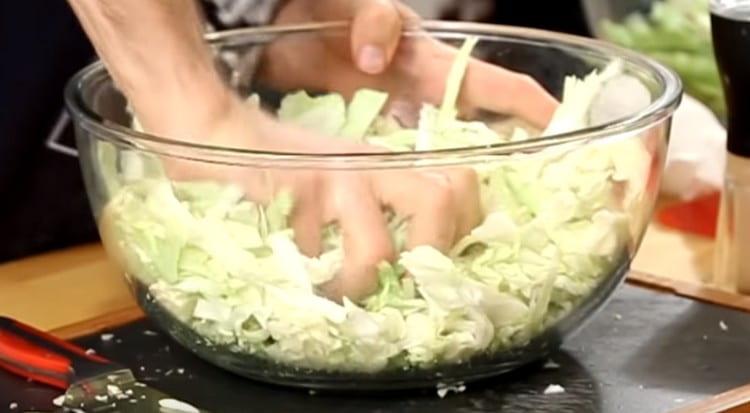 Ανακατέψτε το λάχανο και ζυμώστε λίγο με αλάτι.