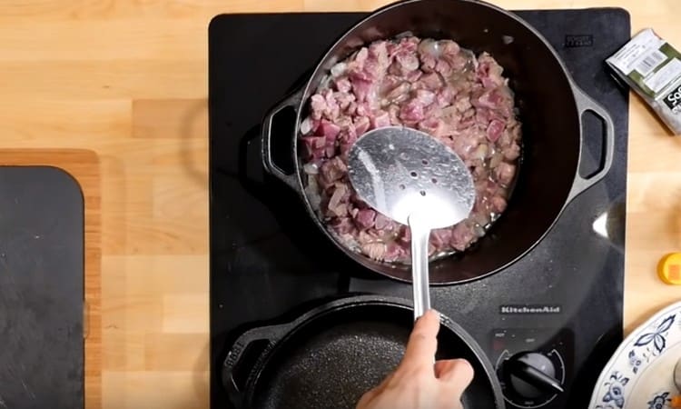 يخنة اللحم لمدة 10 دقائق مع التحريك من حين لآخر.