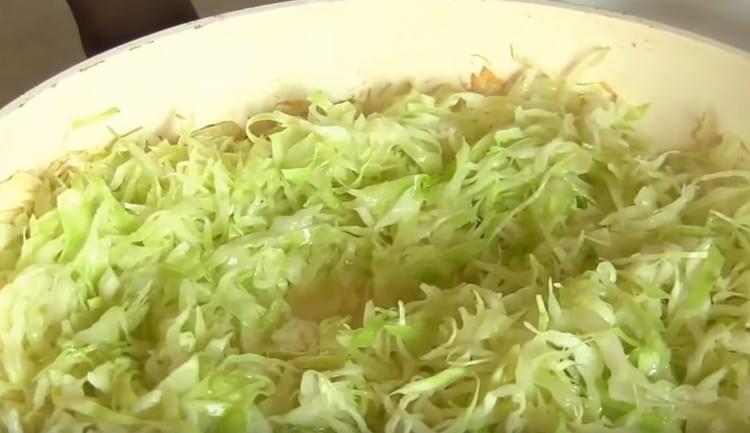 Προσθέστε το λάχανο στο κρεμμύδι, μαγειρέψτε όλα μαζί.