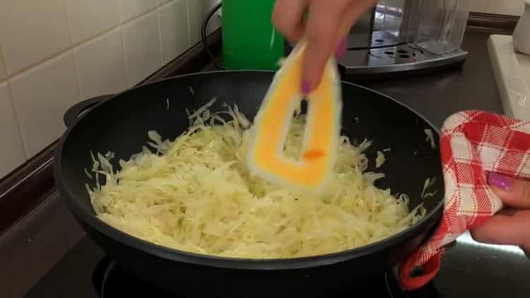 Για να μαγειρέψετε το λαχαρισμένο λάχανο με κιμά, τηγανίστε τα υλικά