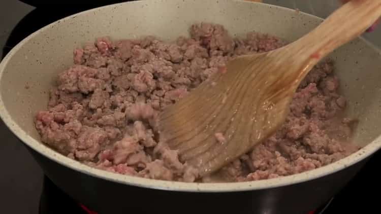 Per cucinare il cavolo in umido con carne macinata, preparare la carne macinata