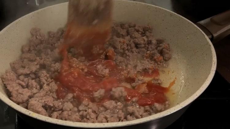 Per cuocere il cavolo in umido con carne macinata, friggere tutti gli ingredienti