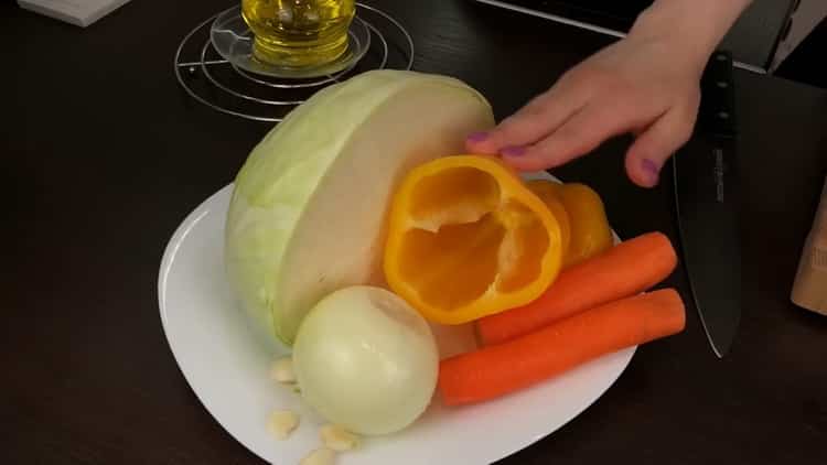 Για να μαγειρέψετε το λαχαρισμένο λάχανο με κιμά, ξεφλουδίστε τα λαχανικά