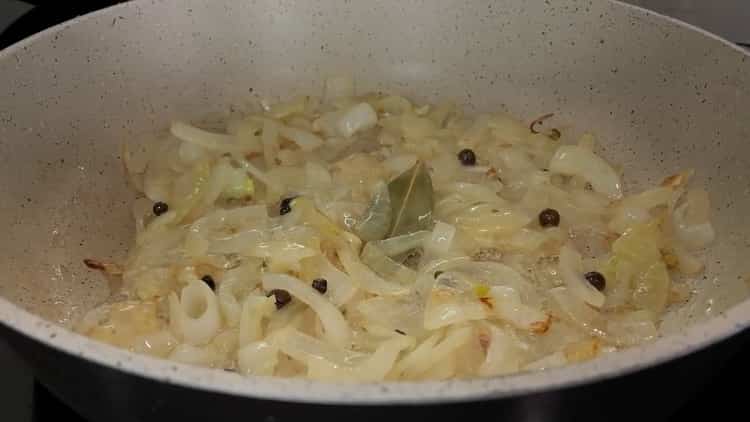 Για να μαγειρεύετε το ψημένο λάχανο με κιμά, τηγανίζετε τα κρεμμύδια