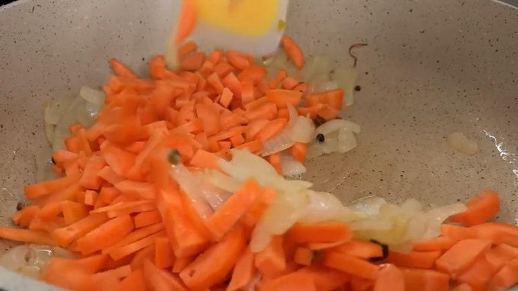 Braten Sie die Karotten an, um gedünsteten Kohl mit Hackfleisch zuzubereiten