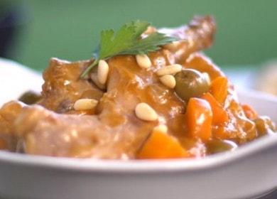 Νόστιμο στιφάδο κουνέλι με κρεμμύδια και καρότα: μαγειρέψτε σύμφωνα με τη συνταγή με μια φωτογραφία.