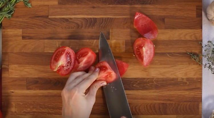 Von der Tomate nehmen wir nur das Fruchtfleisch und schneiden es in Würfel.