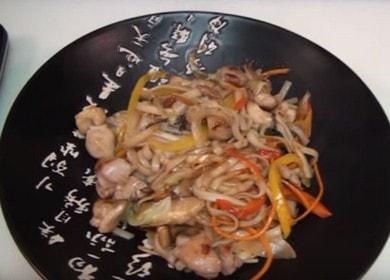 Cuciniamo i noodles udon con pollo e verdure secondo una ricetta passo-passo con una foto.