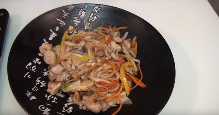 Όπως μπορείτε να δείτε, στην πραγματικότητα κάνοντας udon με κοτόπουλο και λαχανικά δεν είναι δύσκολο.