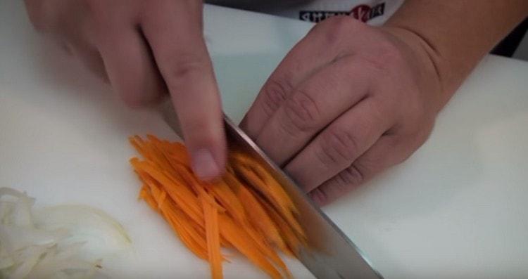 Нарежете морковите на тънки като сламки.
